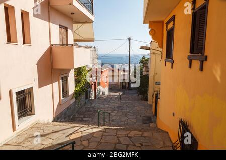 THESSALONIKI, GRIECHENLAND - 17. SEPTEMBER 2018: Alte Stadtstraßen, oberer Teil der Stadt in der Nähe der Heptapyrgion Festung Stockfoto