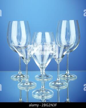 Cocktail- und Weingläser, auf blauem Hintergrund Stockfoto