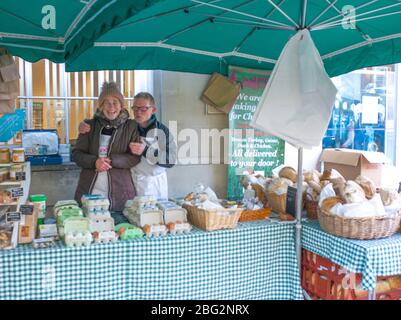 Wochenend-Bauernmarkt in Dorking High Street, Surrey UK Stockfoto