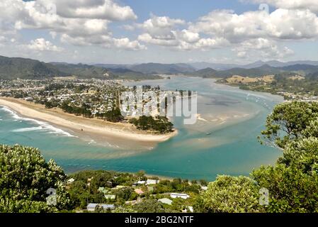 Die Gemeinde Pauanui vom Mount Paku, Tairua auf der Halbinsel Coromandel Stockfoto