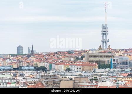 Zizkov Fernsehturm und bbove Blick auf das Stadtbild von Prag an einem sonnigen Tag. Die Detailansicht des modernen und alten Stadtteils mit traditionellem Rot Stockfoto