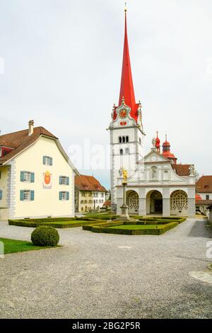 Außenansicht der Stiftskirche St. Michael, im mittelalterlichen Kloster Beromünster, Kanton Luzern, Schweiz. Stockfoto