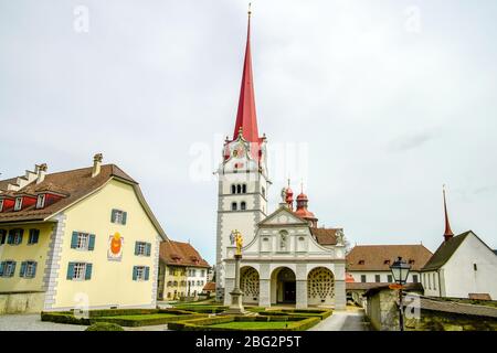 Außenansicht der Stiftskirche St. Michael, im mittelalterlichen Kloster Beromünster, Kanton Luzern, Schweiz. Stockfoto