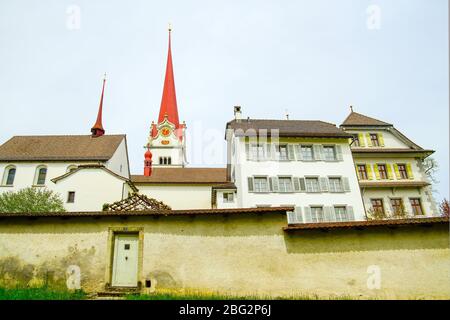 Außenansicht der Stiftskirche St. Michael, im mittelalterlichen Kloster Beromünster, Kanton Luzern, Schweiz. Stockfoto