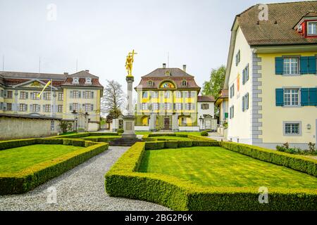 Blick auf den Kurator im Hintergrund und die Kollegialhäuser von St. Johann und St. Magdalena Pfund, Beromünster, Schweiz. Stockfoto