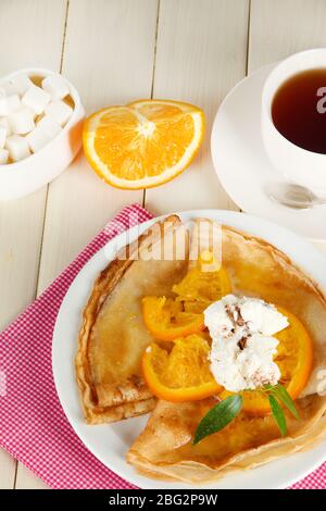 Pfannkuchen mit Orange auf Serviette Nahaufnahme Stockfoto