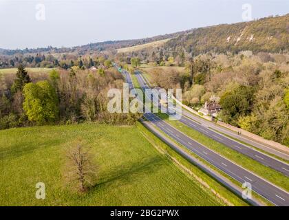 Die A24 Straße in Surrey von oben, durch die schönen Surrey Hills, Großbritannien Stockfoto