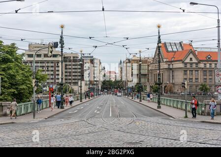 Svatopluk Cech Brücke in Prag von Fußgängern, Autos und Straßenbahnen verwendet. Die Bogenbrücke über den Fluss Moldau (Moldau). Stockfoto