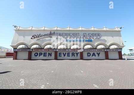 Die geschlossenen Fensterläden, die "Open Every Day" am Silcocks Funland und Pier, Southport, lesen, während Großbritannien weiterhin in der Sperre bleibt, um die Ausbreitung des Coronavirus einzudämmen. Stockfoto