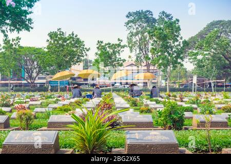 Kanchanaburi THAILAND - 21. FEBRUAR: Unidentifizierte Arbeiter renovieren und dekorieren Blumen auf dem Allied war Cemetery von Kanchanaburi am 21.2020 in Ka Stockfoto