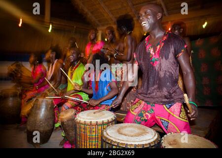 Traditionelle Percussion- und Tanzperformance in Big Milly's Backyard, Kokrobite, Accra, Ghana. Stockfoto