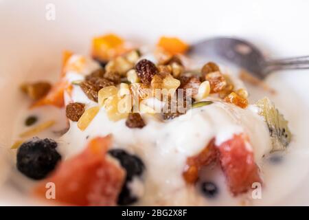 Tag 35, gesundes Frühstück mit Obst, Joghurt, Nüssen und Müsli, Playa San Juan, Teneriffa, Kanarische Inseln, Spanien Stockfoto