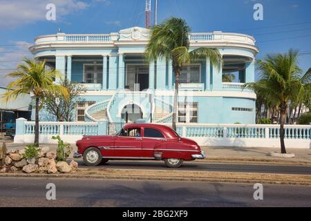 Oldtimer und Kolonialarchitektur, Cienfuegos, Kuba Stockfoto