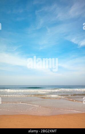 Sandstrand an einem schönen sonnigen Tag. Stockfoto
