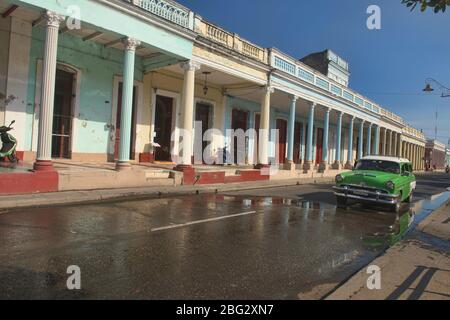 Oldtimer und Kolonialarchitektur, Cienfuegos, Kuba Stockfoto