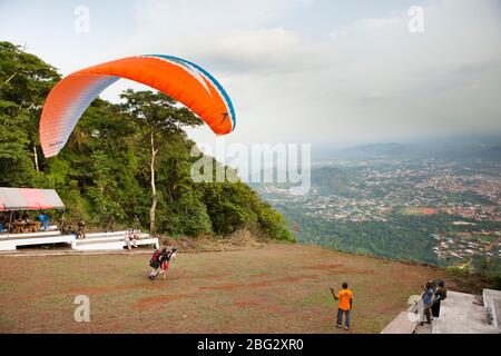 Paragliding-Event zu Ostern in Kwahu Atibie, Ghana. Stockfoto