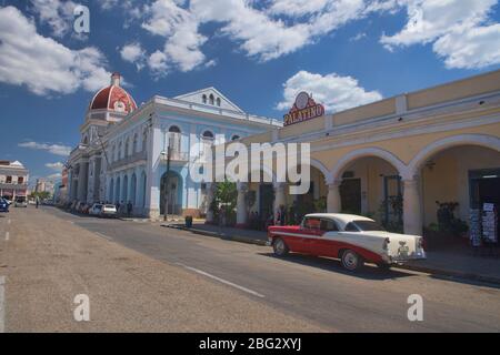 Oldtimer und Kolonialarchitektur, Cienfuegos, Kuba Stockfoto