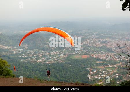 Paragliding-Event zu Ostern in Kwahu Atibie, Ghana. Stockfoto