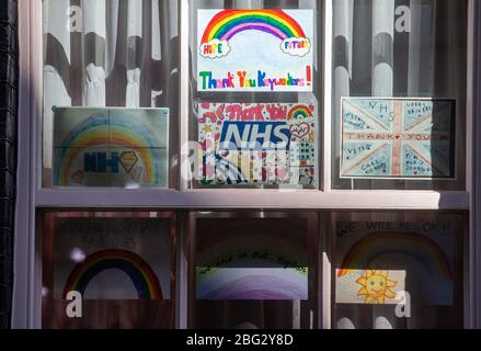 London, Großbritannien. April 2020. Bilder von Kindern, die den NHS-Arbeitern danken, in den Fenstern in Downing Street gezeichnet. Quelle: Tommy London/Alamy Live News Stockfoto