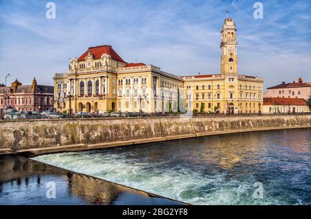 Rathaus und Uhrturm am Polizeihauptquartier über dem Fluss Crisul Repede in Oradea, Region Crisana, Rumänien Stockfoto