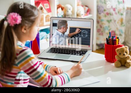 Lehrer im mittleren Alter, der Videokonferenz mit dem Schüler über Webcam führt. Online-Bildung und E-Learning-Konzept. Entfernung zur Heimatquarantäne Stockfoto