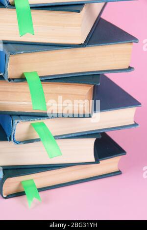 Viele Bücher mit Lesezeichen auf rosa Hintergrund Nahaufnahme Stockfoto