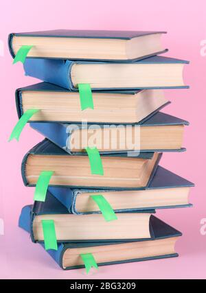 Viele Bücher mit Lesezeichen auf rosa Hintergrund Stockfoto