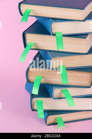Viele Bücher mit Lesezeichen auf rosa Hintergrund Nahaufnahme Stockfoto