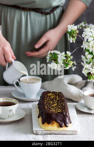 Lemberg Käsekuchen, ein traditionelles ukrainisches Dessert mit Rosinen, mit Schokoladenvereisung beschichtet. Stockfoto
