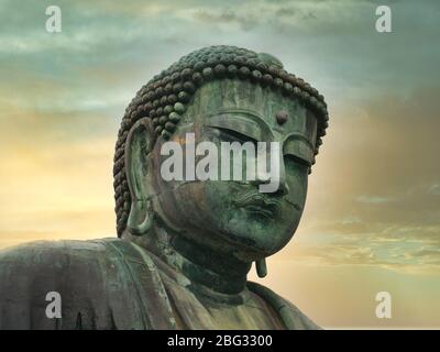 Die Bronzestatue des 'Großen Buddha' (Daibutsu) im buddhistischen Tempel Kotoku-in in der Stadt Kamakura in der Präfektur Kanagawa, Japan Stockfoto