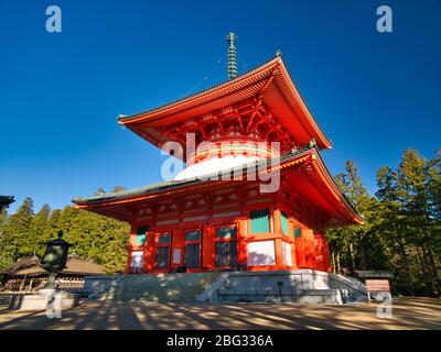 Tempelgebäude in Danjogaran im Herzen der Mt Koya Siedlung in der Präfektur Wakayama südlich von Osaka. Stockfoto