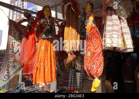 Souvenirhand machte bunte Rajasthan Marionetten zum Verkauf vor einem Geschäft. Traditionelle indische Marionetten. : Udaipur Rajasthan - März 2020 Stockfoto