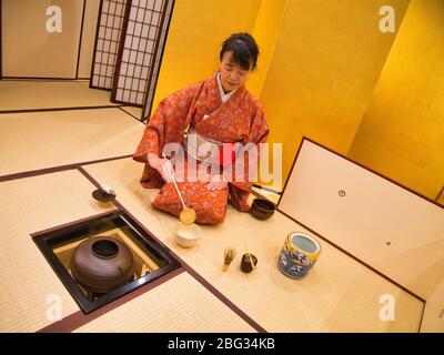 Die japanische Teezeremonie - die formale, zeremonielle Zubereitung und Präsentation von Matcha, pulverförmigem grünem Tee. Stockfoto