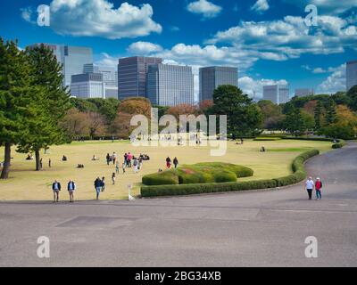 Mit Blick auf die Wolkenkratzer der Stadt und die Imperial Palace East Gardens in Tokio Stockfoto