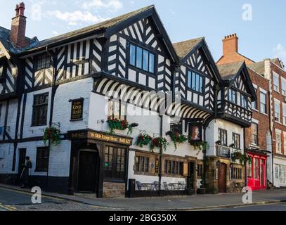 Chester, Großbritannien: Mar 1, 2020: Ye Olde Kings Head ist ein Pub im Tudor-Stil aus dem 17. Jahrhundert mit Restaurant und Zimmern. Es soll Holz enthalten, das aus dem Holz gewonnen wurde Stockfoto