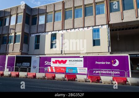 Chester, Großbritannien: 1. März 2020: Bauarbeiten zur Renovierung eines neuen Premier Inn neben einem Bar & Block Restaurant. Gelegen an der Pepper Stre Stockfoto