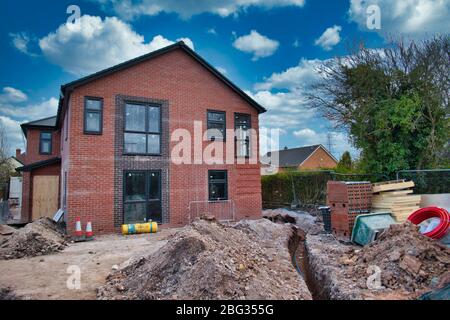 Ein freistehendes Haus, das auf einer Baustelle in Großbritannien gebaut wird, wurde während der Sperrung der britischen Regierung geschlossen, um die weltweite Coronavirus-Pandemie zu kontrollieren. Stockfoto