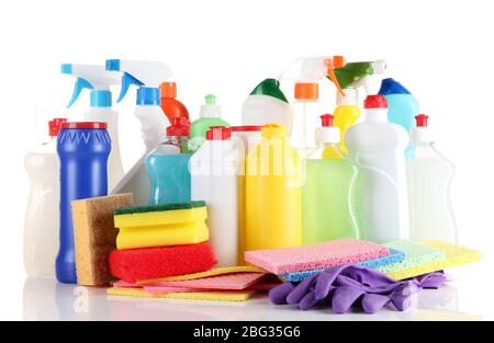 Verschiedene Arten von Hausreinigern und bunten Schwämme, Handschuhe isoliert auf weiß Stockfoto