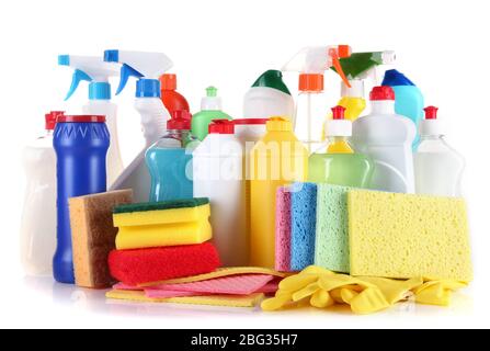 Verschiedene Arten von Hausreinigern und bunten Schwämme, Handschuhe isoliert auf weiß Stockfoto