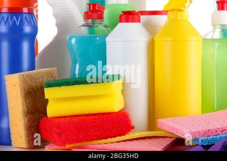 Verschiedene Arten von Hausreinigern und bunten Schwämme, Handschuhe isoliert auf weiß Stockfoto