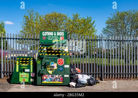 Abgeklebt Salvation Army Kleidung & Schuhe Recycling Bank während Coronavirus Ausbruch UK Stockfoto