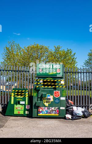Abgeklebt Salvation Army Kleidung & Schuhe Recycling Bank während Coronavirus Ausbruch UK Stockfoto