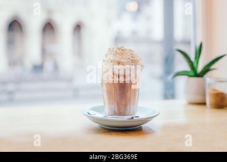 Glas mit Kaffeemokka in der Nähe des Fensters Stockfoto