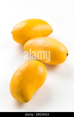 Frische Honig-Mangofrüchte auf weißem Hintergrund. Ataulfo (Mango) aus Mexiko. Stockfoto