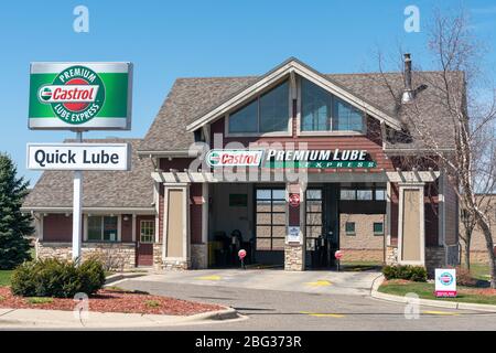 NORTHFIELD, MN/USA - 18. APRIL 2020: Castrol Premium Lube Express Exterieur und Markenlogo. Stockfoto