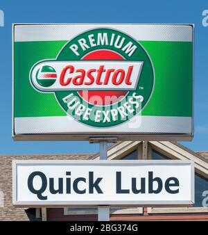 NORTHFIELD, MN/USA - 18. APRIL 2020: Castrol Premium Lube Express Exterieur und Markenlogo. Stockfoto