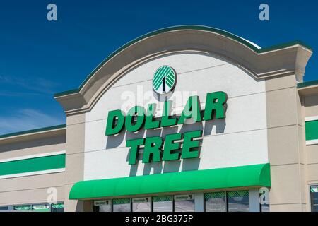 NORTHFIELD, MN/USA - 18. APRIL 2020: Dollar Tree Retail Exterior und Markenlogo. Stockfoto