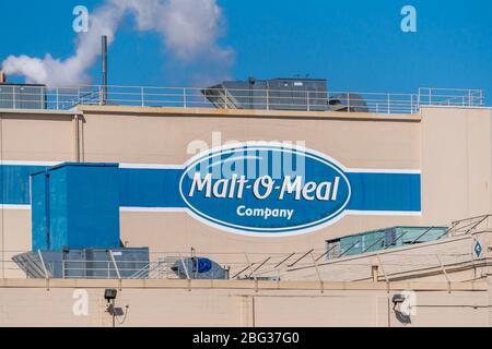 NORTHFIELD, MN/USA - 18. APRIL 2020: Außenansicht der Malz-O-Meal-Manufaktur und Markenlogo. Stockfoto