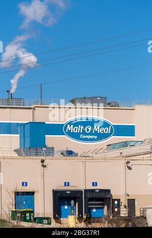 NORTHFIELD, MN/USA - 18. APRIL 2020: Außenansicht der Malz-O-Meal-Manufaktur und Markenlogo. Stockfoto