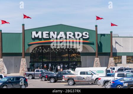 NORTHFIELD, MN/USA - 18. APRIL 2020: Menards Retail Exterieur und Markenlogo. Stockfoto